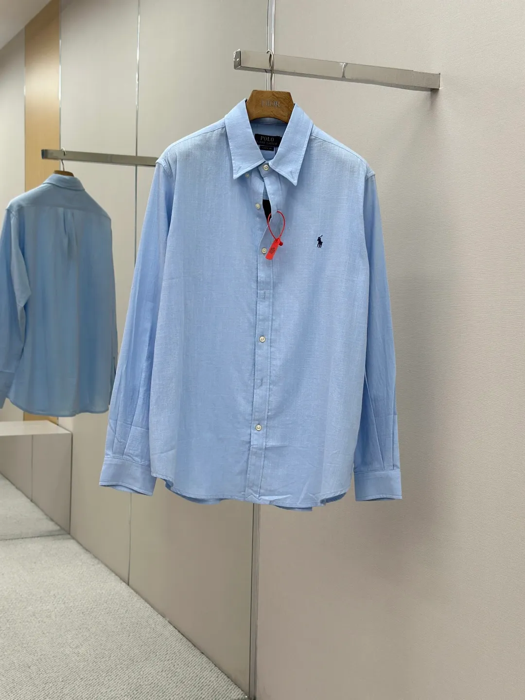 P400 Ralph Lauren embroidered linen shirt. Selected high-quality linen material with natural texture and breathability. Tight and smooth, comfortable and close to the skin. Stunning appearance in a clear light blue. The iconic pony embroidery is like a smart note jumping on the elegant canvas. Simple but highly recognizable. The ingenious design of the outer pleated split back shoulder adds a sense of agility and detachment. The minimalist shape contains the soul of fashion. Process 1: Adopting imported machine embroidery technology and using advanced computer control systems and precision mechanical components to achieve the iconic pony embroidery operation with high precision and smooth and delicate lines. Process 2: Using the side-turn buried clamp sewing process, which is smooth and tidy. Process 3: The fabrics have been washed and have a better hand feel. Not easy to deform, not easy to shrink, not easy to fade, and maintain long-term beauty. Accessories: Customized 1:1 thick plate resin buckle Customized 1:1 Ralph Lauren trademark Fit: Loose fit Size: S M L XL Style number: 25246-B20